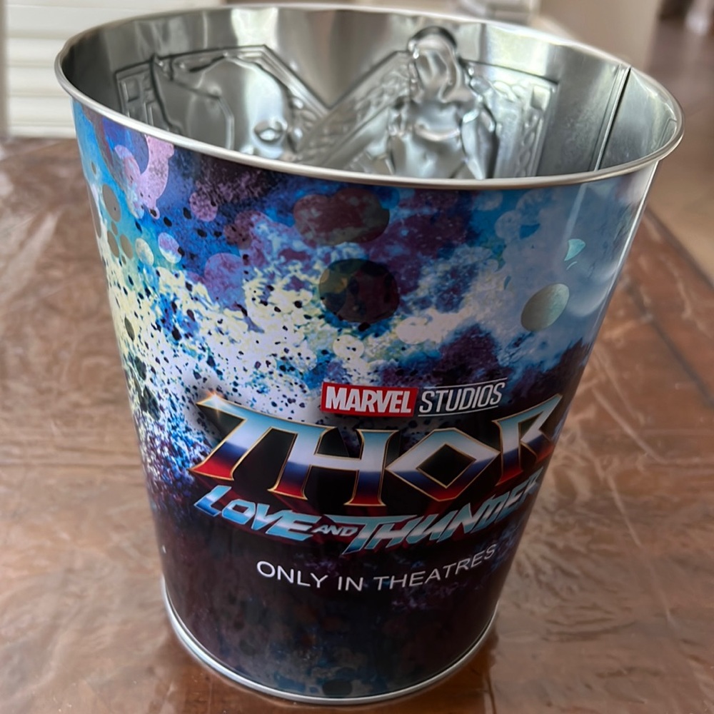 🎁 2/$5 Thor Love & Thunder Collector Tin.
Free w/purchase item.